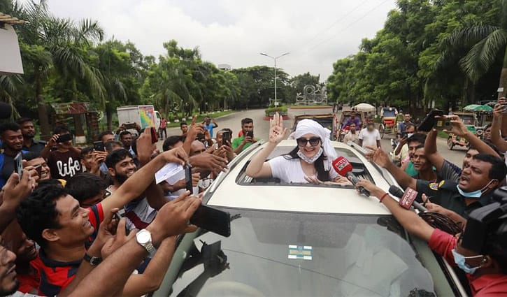 ভক্তদের ভালোবাসায় সিক্ত হলেন পরীমনি