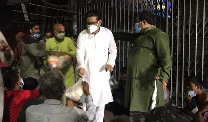মধ্যরাতে অসহায় মানুষের পাশে দাঁড়ালো স্বেচ্ছাসেবক লীগ মধ্যরাতে অসহায় মানুষের পাশে দাঁড়ালো স্বেচ্ছাসেবক লীগ