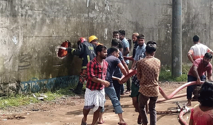 সিঙ্গার গুদামের আগুন নিয়ন্ত্রণে, চলছে ডাম্পিং সিঙ্গার গুদামের আগুন নিয়ন্ত্রণে, চলছে ডাম্পিং