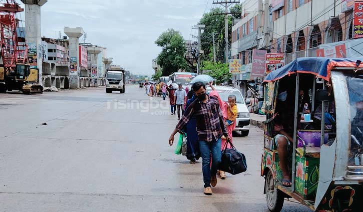 গার্মেন্টস খোলার ‘খবরে’ ঝুঁকি নিয়ে ঢাকায় ফিরছেন শ্রমিকরা গার্মেন্টস খোলার ‘খবরে’ ঝুঁকি নিয়ে ঢাকায় ফিরছেন শ্রমিকরা