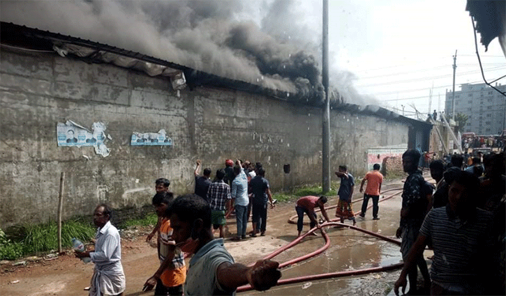 সাভারে সিঙ্গারের গোডাউনে আগুন, নিয়ন্ত্রণে ফায়ার সার্ভিসের ৮ ইউনিট সাভারে সিঙ্গারের গোডাউনে আগুন, নিয়ন্ত্রণে ফায়ার সার্ভিসের ৮ ইউনিট