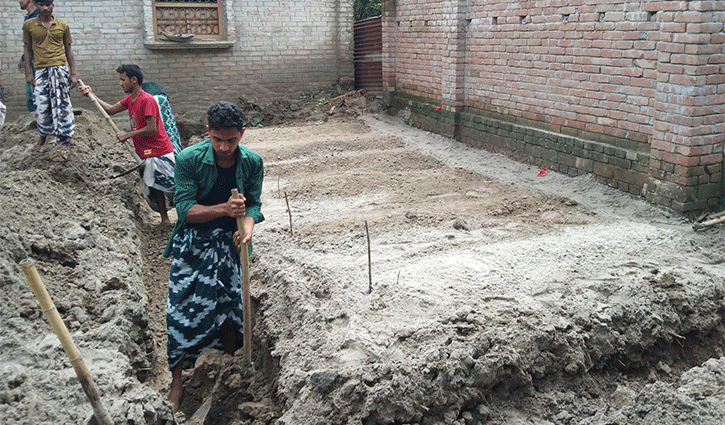 চাঁপাইনবাবগঞ্জে বজ্রপাতে নিহত ১৭ জনের কবর ঢালাই