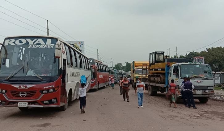 পাটুরিয়ায় পারের অপেক্ষায় ৭শ যান, ভোগান্তি পাটুরিয়ায় পারের অপেক্ষায় ৭শ যান, ভোগান্তি