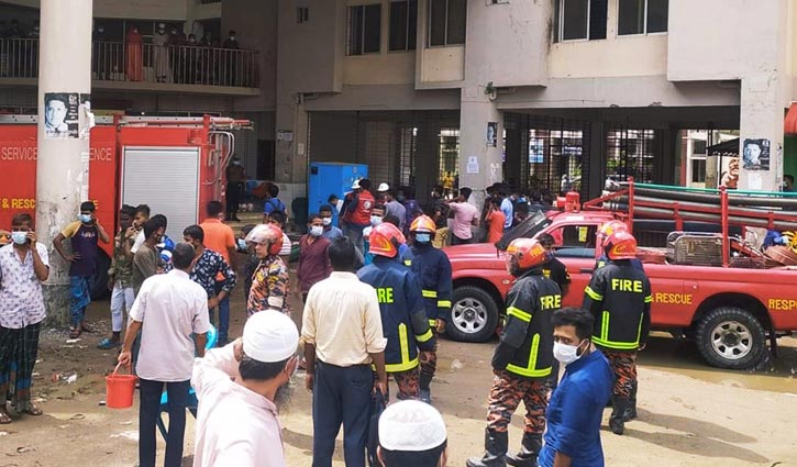 কুমেক হাসপাতালের করোনা ইউনিটের নিচতলায় আগুন কুমেক হাসপাতালের করোনা ইউনিটের নিচতলায় আগুন