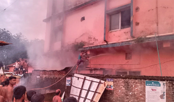 গাজীপুরে প্যাকেজিং কারখানার আগুন নিয়ন্ত্রণে গাজীপুরে প্যাকেজিং কারখানার আগুন নিয়ন্ত্রণে