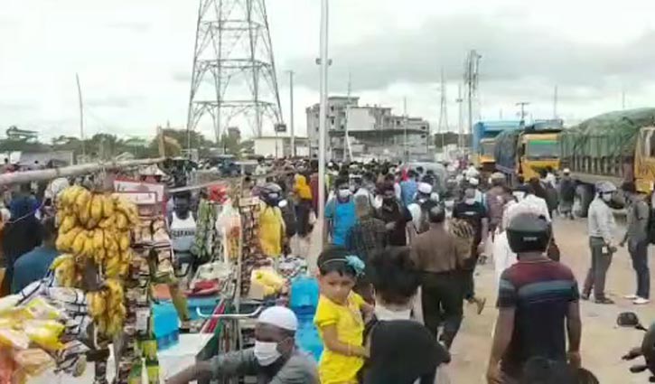 শিমুলিয়া-বাংলাবাজার নৌরুটে ঢাকামুখী মানুষের ঢল শিমুলিয়া-বাংলাবাজার নৌরুটে ঢাকামুখী মানুষের ঢল