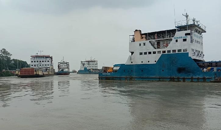 পাটুরিয়া-দৌলতদিয়া নৌরুটে ফেরি পারাপার ব্যাহত পাটুরিয়া-দৌলতদিয়া নৌরুটে ফেরি পারাপার ব্যাহত
