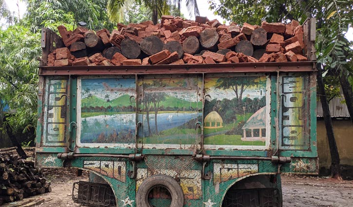 বিপুল পরিমাণ কাঠ জব্দ