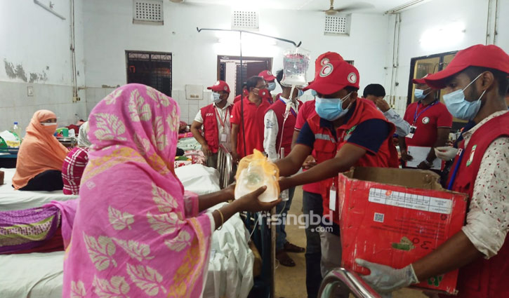 করোনায় আক্রান্ত মানুষের পাশে বাগেরহাট রেড ক্রিসেন্ট করোনায় আক্রান্ত মানুষের পাশে বাগেরহাট রেড ক্রিসেন্ট