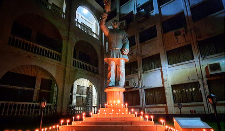 আগস্টের প্রথম প্রহরে কুবিতে মোমবাতি প্রজ্বলন আগস্টের প্রথম প্রহরে কুবিতে মোমবাতি প্রজ্বলন