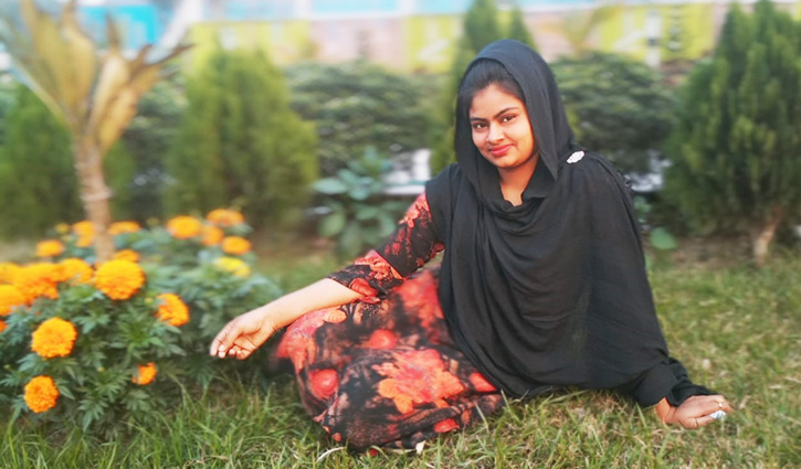 জেলা শহরে বসে ভ্লগ চালিয়ে আয় করছেন রত্না জেলা শহরে বসে ভ্লগ চালিয়ে আয় করছেন রত্না