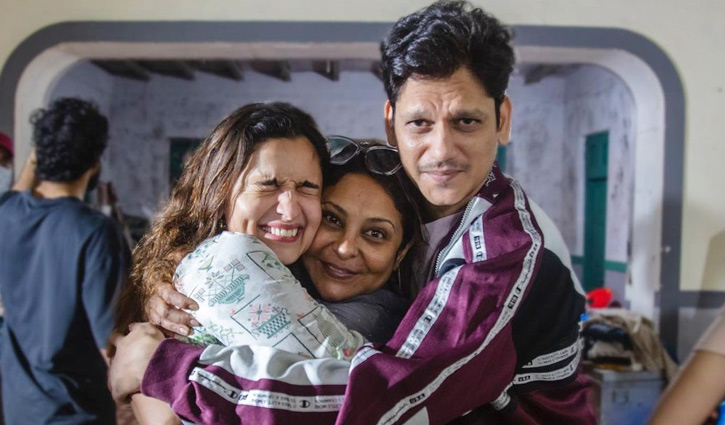 আবেগে কাঁদলেন আলিয়া আবেগে কাঁদলেন আলিয়া