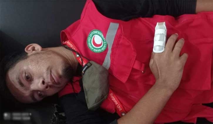রেডক্রিসেন্টের স্বেচ্ছাসেবককে মারধরের অভিযোগে পুলিশ সদস্য ক্লোজড
