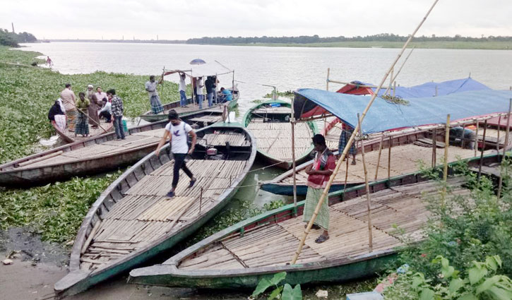 পাল-বৈঠা-জৌলুস সবই হারাতে বসেছে কাঠের নৌকা