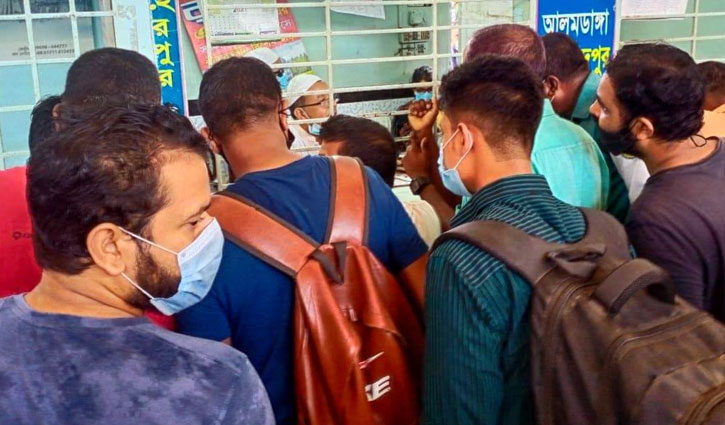 বাড়তি ভাড়া, তবু বাড়ি ফিরছেন ঘরমুখো মানুষ