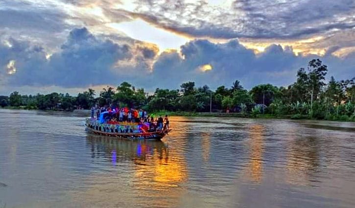 নৌকা ভ্রমণ: আনন্দের নামে অশ্লীলতা