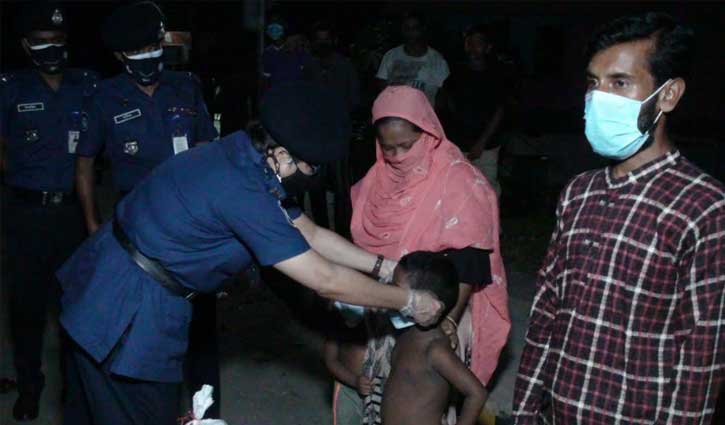 গোপালগঞ্জে রাতের আঁধারে বাড়ি বাড়ি পৌঁছে যাচ্ছে খাদ্য সহায়তা