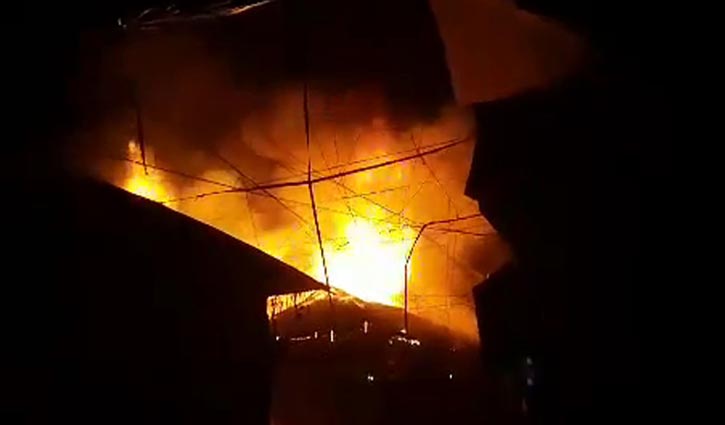 আগুনে ৮ দোকান পুড়ে ছাই আগুনে ৮ দোকান পুড়ে ছাই