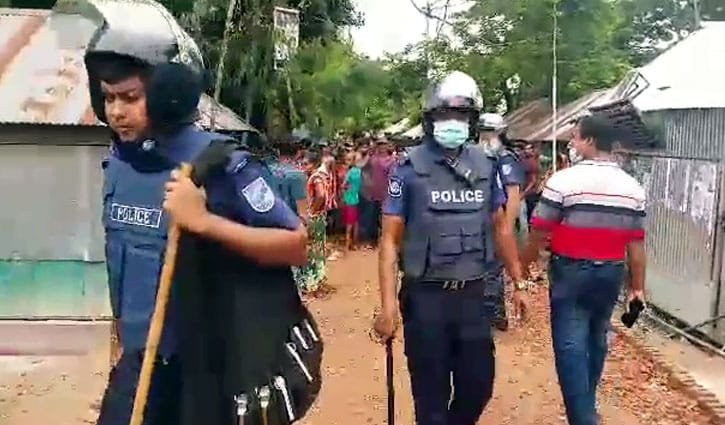 গোপালগঞ্জে ২ দল গ্রামবাসীর সংঘর্ষে পুলিশসহ আহত শতাধিক গোপালগঞ্জে ২ দল গ্রামবাসীর সংঘর্ষে পুলিশসহ আহত শতাধিক