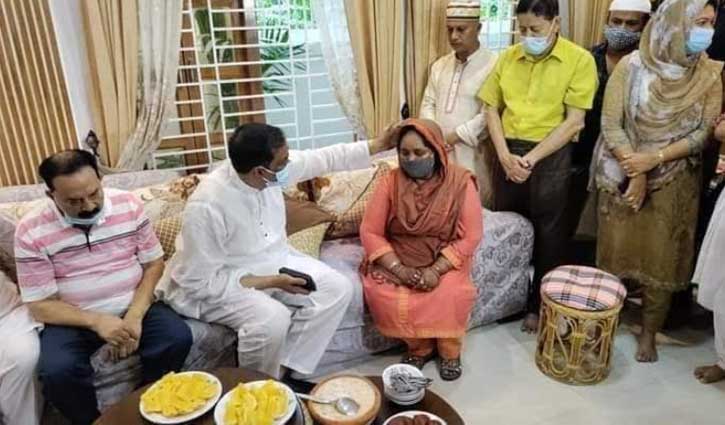 মেয়র আইভীর মাথায় হাত বুলিয়ে সমবেদনা জানালেন শামীম ওসমান মেয়র আইভীর মাথায় হাত বুলিয়ে সমবেদনা জানালেন শামীম ওসমান