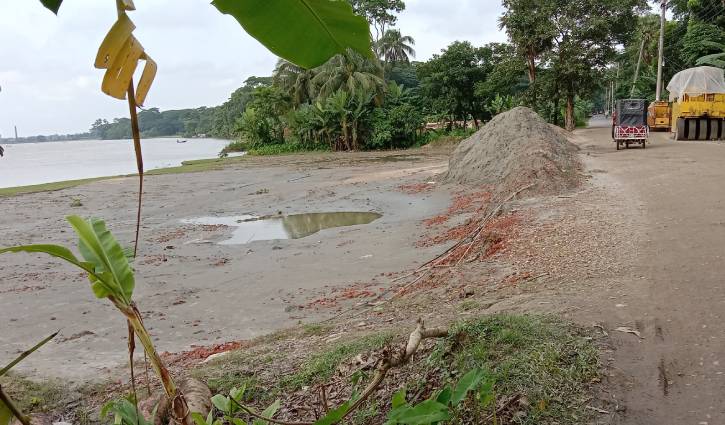 সুগন্ধার ভাঙনে হুমকির মুখে গুরুত্বপূর্ণ সড়ক