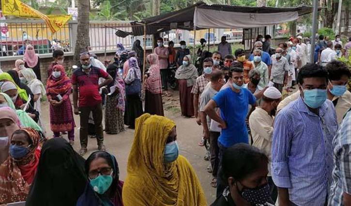 খুলনার টিকা কেন্দ্রে ‘হ য ব র ল’ অবস্থা খুলনার টিকা কেন্দ্রে ‘হ য ব র ল’ অবস্থা