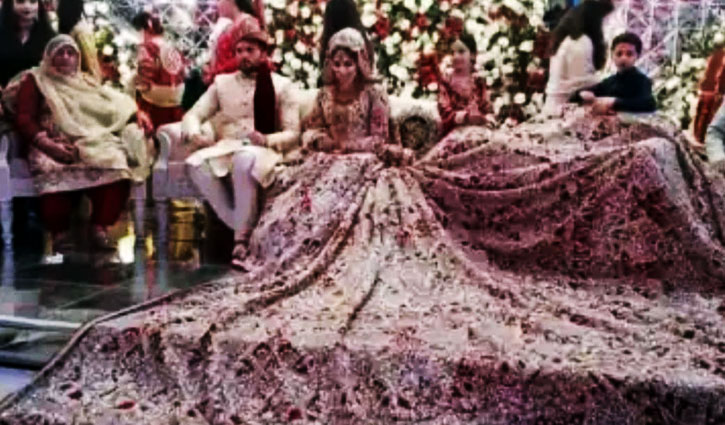 বিয়েতে ১০০ কেজি ওজনের লেহেঙ্গা! বিয়েতে ১০০ কেজি ওজনের লেহেঙ্গা!