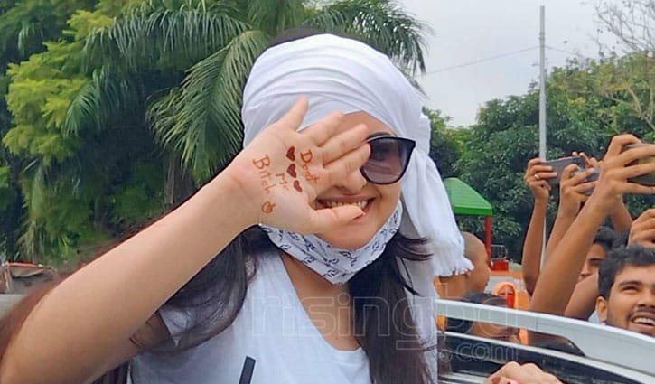 ‘ডোন্ট লাভ মি বিচ’ লিখে পরীমনি কী বার্তা দিলেন