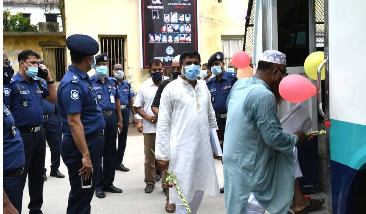 একসঙ্গে অবসরে ২৬, সাজানো গাড়িতে পৌঁছে দেওয়া হলো বাড়ি একসঙ্গে অবসরে ২৬, সাজানো গাড়িতে পৌঁছে দেওয়া হলো বাড়ি