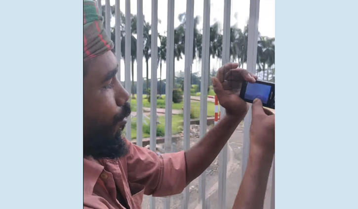 ফিচার ফোনে ছবি তুলে ভাইরাল রিকশাচালক ফিচার ফোনে ছবি তুলে ভাইরাল রিকশাচালক