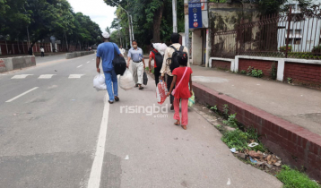 কঠোর লকডাউন: হেঁটে বাসায় ফিরছেন মানুষ কঠোর লকডাউন: হেঁটে বাসায় ফিরছেন মানুষ