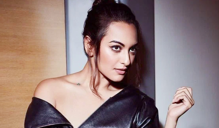 বিকিনি পরা ছবি দেখতে চাওয়ায় যা করলেন সোনাক্ষী