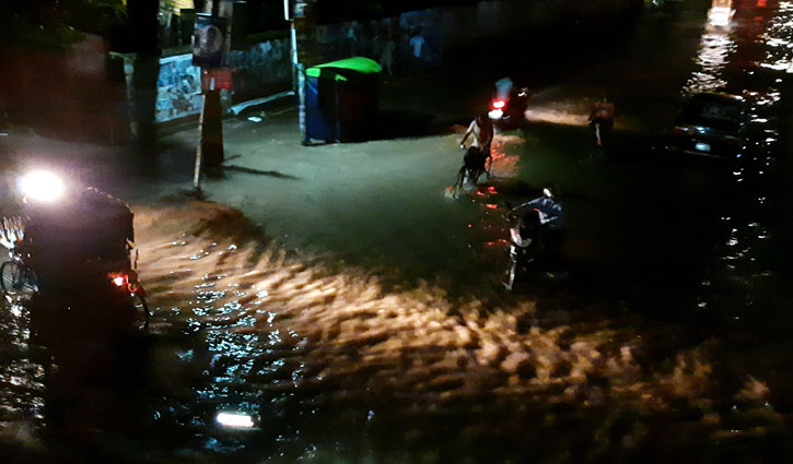 টাঙ্গাইল শহরে এক ঘণ্টার বৃষ্টিতে হাঁটু পানি টাঙ্গাইল শহরে এক ঘণ্টার বৃষ্টিতে হাঁটু পানি