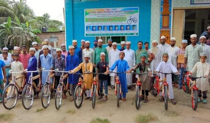 ৪১ দিন জামাতে নামাজ পড়ে সাইকেল পেলো ৯ কিশোর ৪১ দিন জামাতে নামাজ পড়ে সাইকেল পেলো ৯ কিশোর