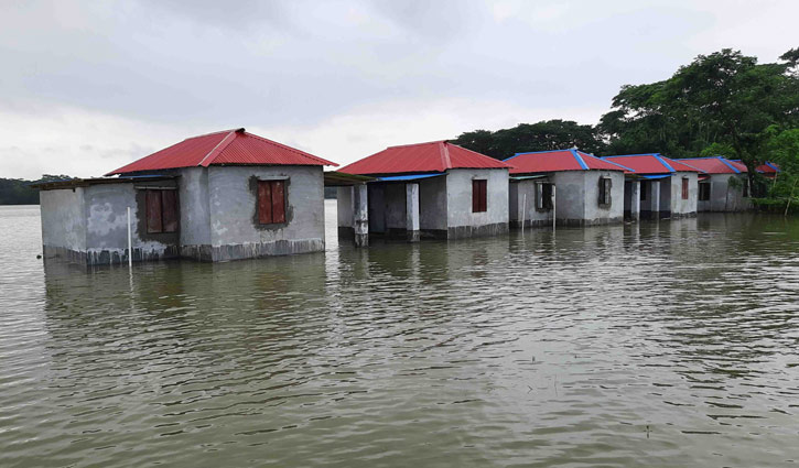 বাগেরহাটে লক্ষাধিক মানুষ পানিবন্দি, ক্ষতিগ্রস্ত ৫ শতাধিক ঘর বাগেরহাটে লক্ষাধিক মানুষ পানিবন্দি, ক্ষতিগ্রস্ত ৫ শতাধিক ঘর
