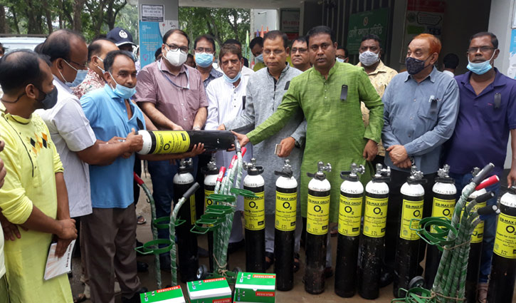 পাবনার ৩ হাসপাতালে ৩২টি অক্সিজেন সিলিন্ডার বিতরণ