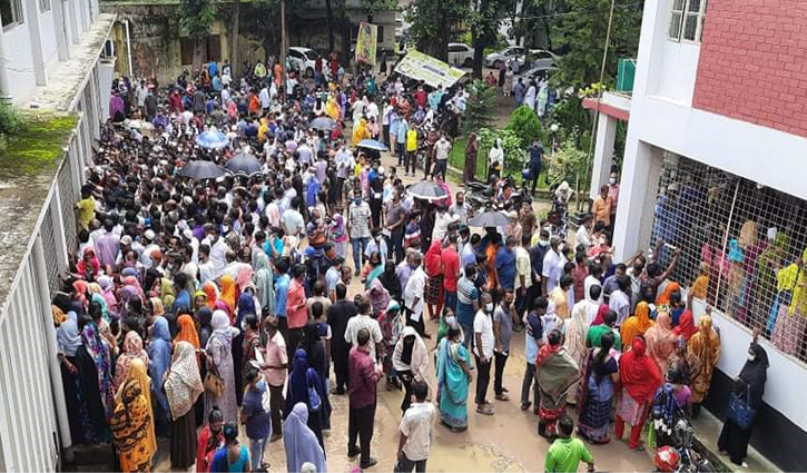 গাজীপুরে টিকাকেন্দ্রে ভিড়, রয়েছে সংক্রমণের ঝুঁকি গাজীপুরে টিকাকেন্দ্রে ভিড়, রয়েছে সংক্রমণের ঝুঁকি