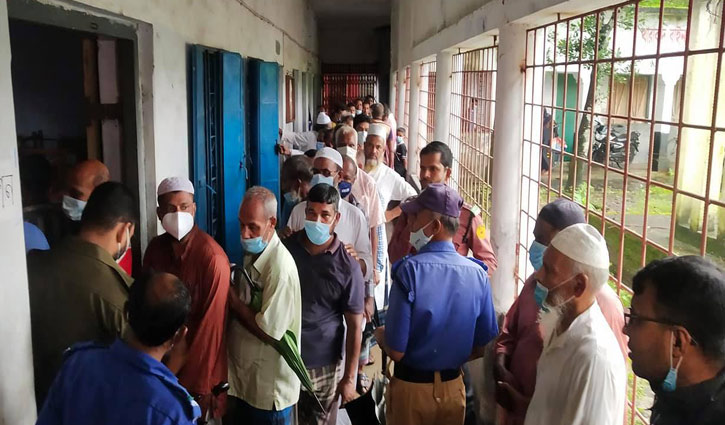 খুলনায় ৩ ঘণ্টায় টিকা শেষ, অনেকে ফিরে গেলেন