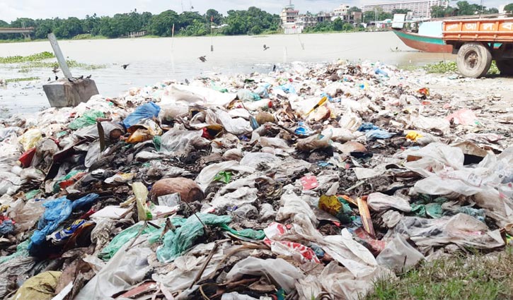বর্জ্য পড়ছে শীতলক্ষ্যায়, বাড়ছে জনদুর্ভোগ