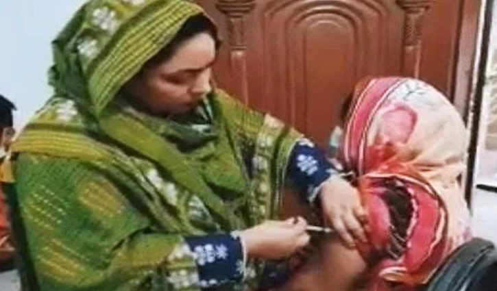 কুমিল্লায় কাউন্সিলরের টিকা পুশ, ব্যবস্থা নেওয়ার সুপারিশ