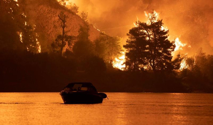 ৫ দিন ধরে দাবানালের বিরুদ্ধে লড়ছে গ্রিস