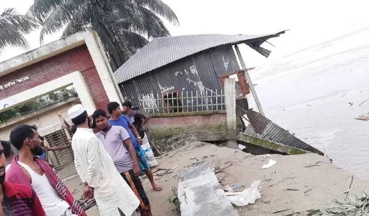 যমুনার ভাঙনে এক বিকেলেই বিলীন আলীপুরের স্কুল-মাদ্রাসা-মসজিদ যমুনার ভাঙনে এক বিকেলেই বিলীন আলীপুরের স্কুল-মাদ্রাসা-মসজিদ