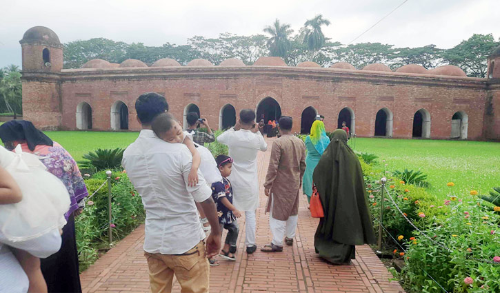 ষাটগম্বুজে দর্শনার্থীদের ভিড়, অনুমতি মেলেনি সুন্দরবনের