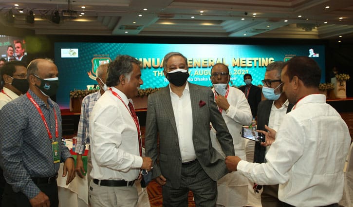 ডাক্তার আমাকে বলেছে, ক্রিকেট থেকে দূরে সরে যেতে: নাজমুল ডাক্তার আমাকে বলেছে, ক্রিকেট থেকে দূরে সরে যেতে: নাজমুল
