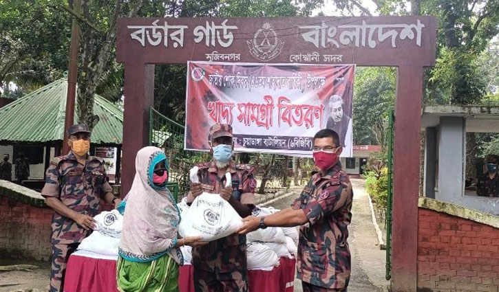 শোক দিবসে বিজিবির খাদ্যসামগ্রী বিতরণ