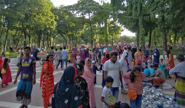 লকডাউনের আগের দিনে বিনোদনকেন্দ্রে ভিড় লকডাউনের আগের দিনে বিনোদনকেন্দ্রে ভিড়