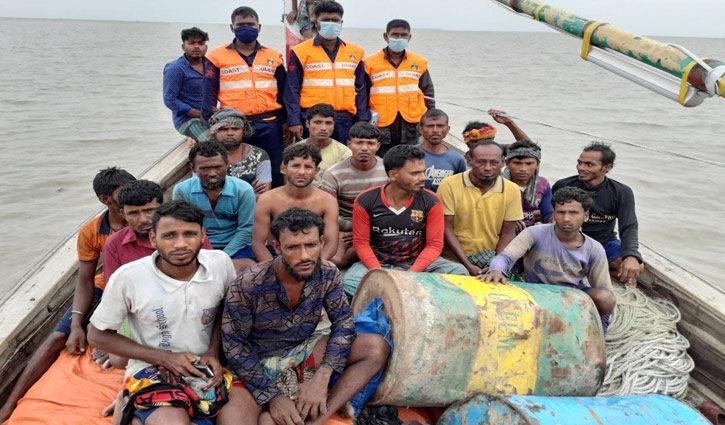 ১৬ জেলেকে উদ্ধার করেছে কোস্ট গার্ড ১৬ জেলেকে উদ্ধার করেছে কোস্ট গার্ড