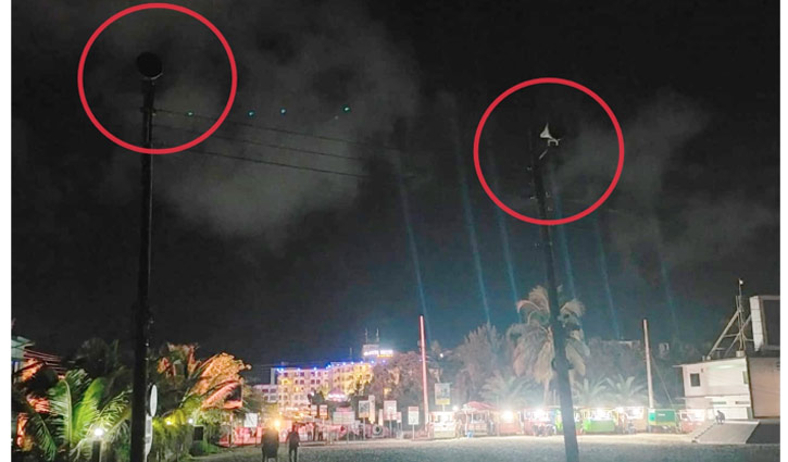 রাতের কক্সবাজার: সৈকতে ফ্লাড বাতি থাকলেও জ্বলে না