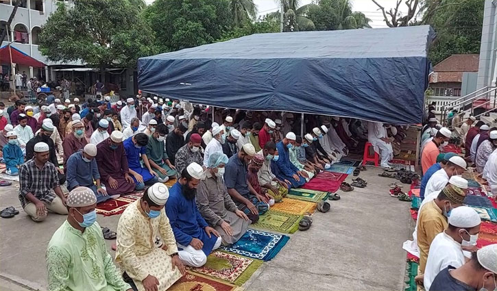 গোপালগঞ্জে ঈদ জামাতে করোনা থেকে মুক্তি চেয়ে দোয়া গোপালগঞ্জে ঈদ জামাতে করোনা থেকে মুক্তি চেয়ে দোয়া