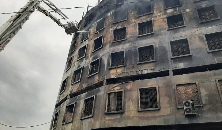 ‘৪ তলার কেচি গেট বন্ধ থাকায় আগুনে পুড়েছে শ্রমিক’ ‘৪ তলার কেচি গেট বন্ধ থাকায় আগুনে পুড়েছে শ্রমিক’